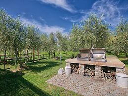 Holiday Home in Braccagni With Jacuzzi & Golf