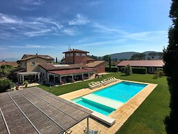 Holiday Home in Braccagni With Jacuzzi & Golf