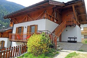Apartment in Celledizzo Near Ski Bus