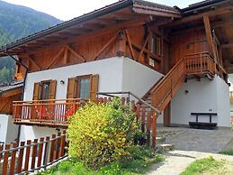 Apartment in Celledizzo Near Ski Bus