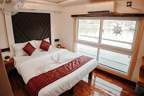 Honeymoon Houseboat