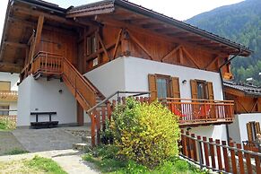 Apartment in Celledizzo Near Ski Area