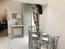 Charming 2-bed Apartment in Waterloo, Liverpool