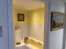 Charming 2-bed Apartment in Waterloo, Liverpool