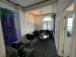 Lawton & Lauriston Court