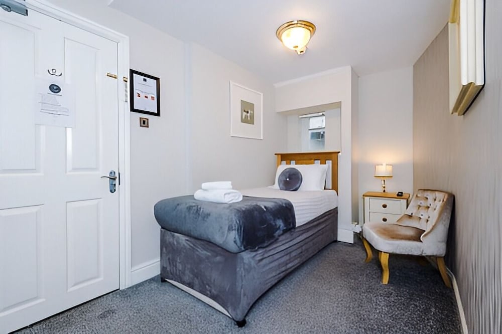 Lawton & Lauriston Court