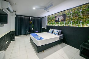 Happy Jomtien - Direct Beach Access, Sea View & Central Location