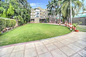 Fabhotel Bee Town