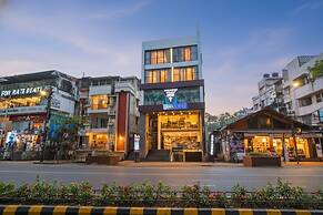 Fabhotel Frazer Suites