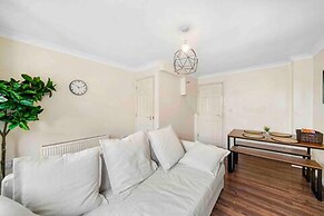 4 bed Townhouse- Free Parking