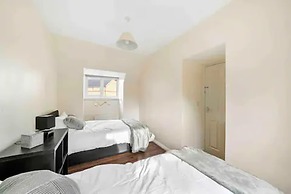 4 bed Townhouse- Free Parking