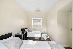 4 bed Townhouse- Free Parking