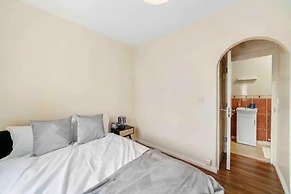 4 bed Townhouse- Free Parking