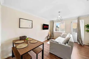 4 bed Townhouse- Free Parking