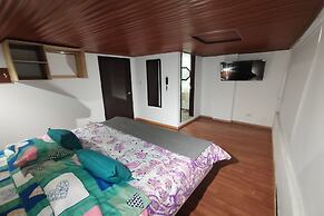 Ayenda Gold House
