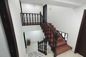 Ayenda Gold House