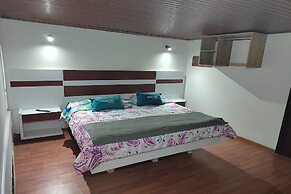 Ayenda Gold House