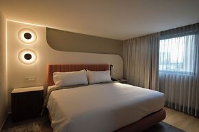 Expo Satelite 2750 Hotel & Suites