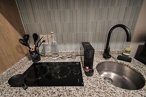 Expo Satelite 2750 Hotel & Suites