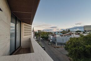 Expo Satelite 2750 Hotel & Suites