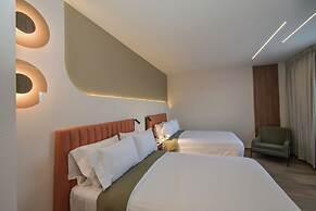 Expo Satelite 2750 Hotel & Suites