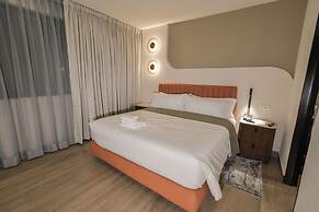 Expo Satelite 2750 Hotel & Suites