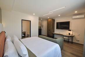 Expo Satelite 2750 Hotel & Suites