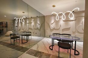 Expo Satelite 2750 Hotel & Suites
