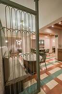 Expo Satelite 2750 Hotel & Suites