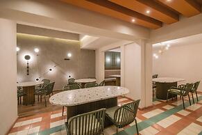 Expo Satelite 2750 Hotel & Suites