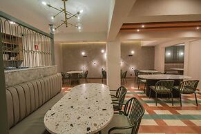 Expo Satelite 2750 Hotel & Suites