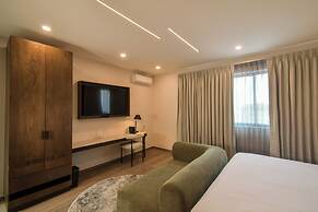 Expo Satelite 2750 Hotel & Suites