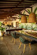 El Río Hotel