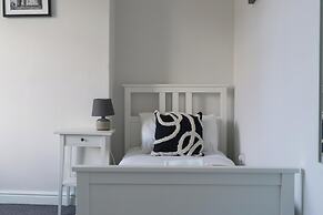 Apartment - Sleeps 3 - Pet Friendly - Parking