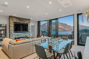 Chic Central Penthouse & Spa by Staysouth