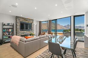 Chic Central Penthouse & Spa by Staysouth