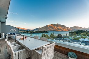 Chic Central Penthouse & Spa by Staysouth