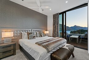Chic Central Penthouse & Spa by Staysouth