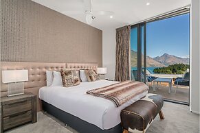 Chic Central Penthouse & Spa by Staysouth
