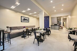 Queen Cafe Hotel & Pub