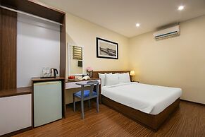 Queen Cafe Hotel & Pub