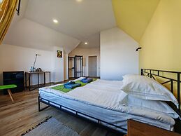 Blur Inn Gallery Hotel