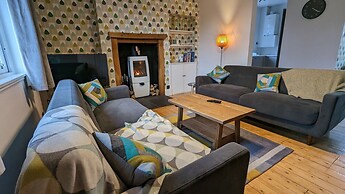 Gorgeous Comrie Cottage, hot tub & Mountain Views