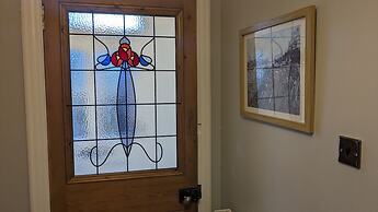 Gorgeous Comrie Cottage, hot tub & Mountain Views