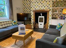 Gorgeous Comrie Cottage, hot tub & Mountain Views