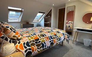 Gorgeous Comrie Cottage, hot tub & Mountain Views