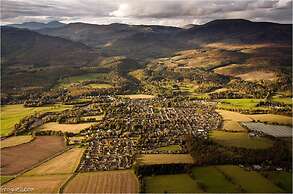 Gorgeous Comrie Cottage, hot tub & Mountain Views