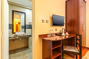 DALLAS PREMIERE HOTEL