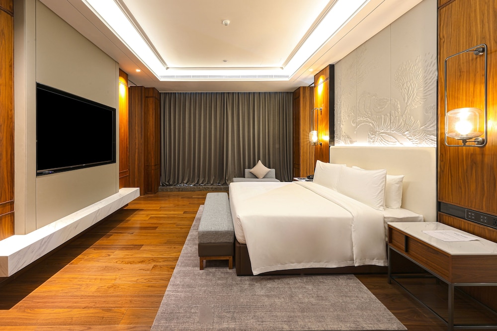 Crowne Plaza Phnom Penh by IHG