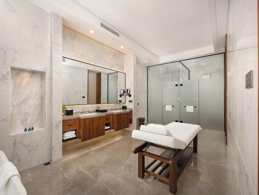 Crowne Plaza Phnom Penh by IHG